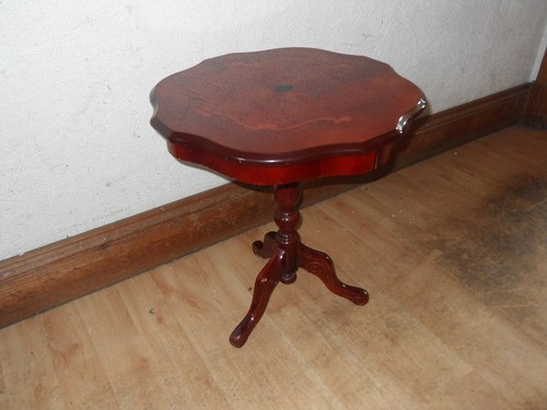Vintage round tripod wooden - round,