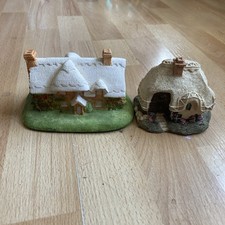 2 Beautiful Resin Cottage