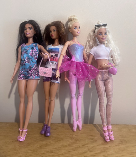 Barbie lot fashion dolls - lot,