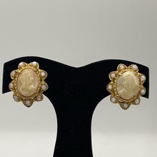 Vintage Victorian Revival Cameo Glass Screwback Clip On Earrings Gold-tone