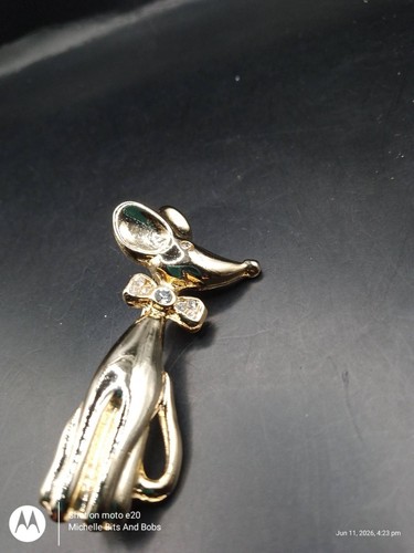 Gold tone mouse brooch with - gold,