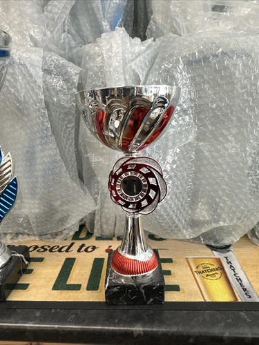 Red silver trophy cup - /,