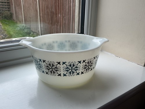 Vintage medium pyrex chelsea - pyrex,