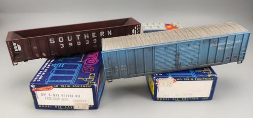 Roundhouse 50ft box cars - 50ft,