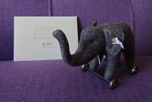 Steiff felt elephant wheels - on,