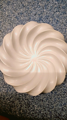 White swirl round - round, ceramic