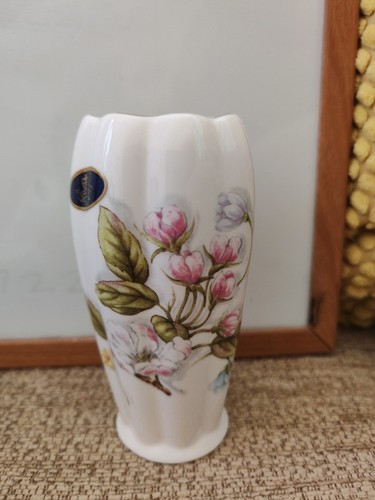 Aynsley fluted vase 1 2 - fluted,