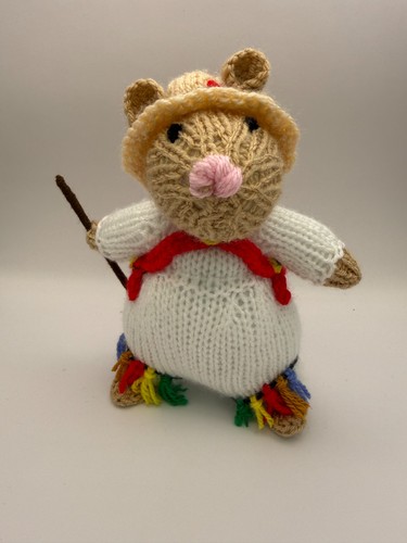 Hand knitted mouse - -, morris