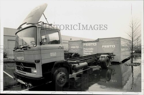 1983 press photo tractor - 1983,