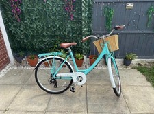 The Barracuda Dorado 7 is a women's hybrid city bike.