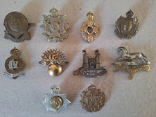 A  COLLECTION OF 10 WW1/WW2 BRITISH MILITARY CAP BADGES HUSSARS ETC