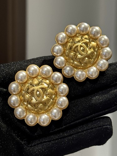 Channel vintage gold plated - channel,