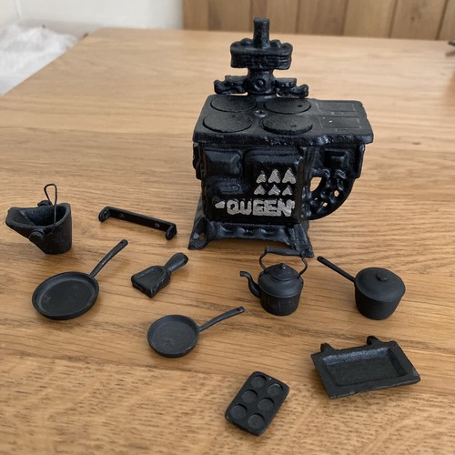Dolls house vintage queen cast - house,