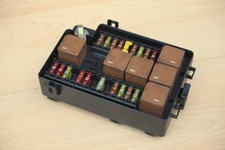 FUSE BOX / 22-WAY RELAY FUSEBOX (BOOT/TRUNK) LJB2822DB Jaguar XK8 XKR 1997-2000