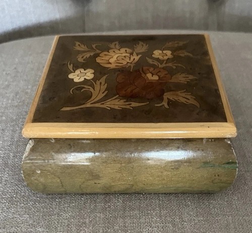 Inlaid wooden wood trine
