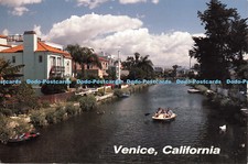 D078029 Venice. California. Recreational boating along Venice historic canals is
