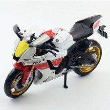 1:12 2022 Yamaha YZF-R1M