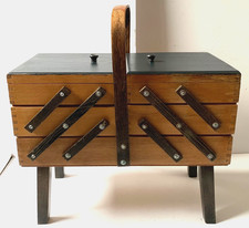 VINTAGE WOODEN SEWING BOX ON LEGS CANTILEVER OPENING CRAFT COMPARTMENTS & HANDLE