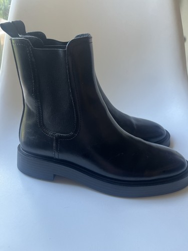And black chunky chelsea - m,