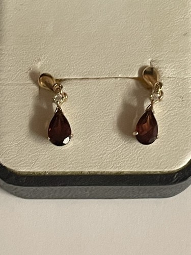 9ct gold garnet and diamond - gold,