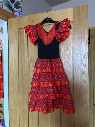 Girls spanish dancing - dancing, dress
