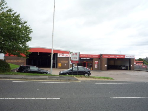 Photo 6x4 tyre fitters - 6x4, on