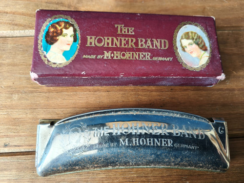 Vintage tremolo harmonica