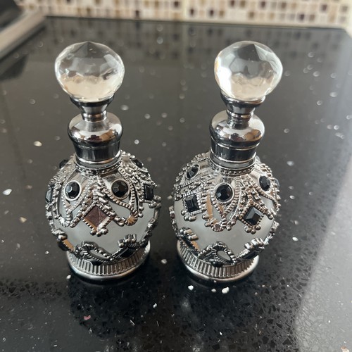 White metal and glass scent - metal,
