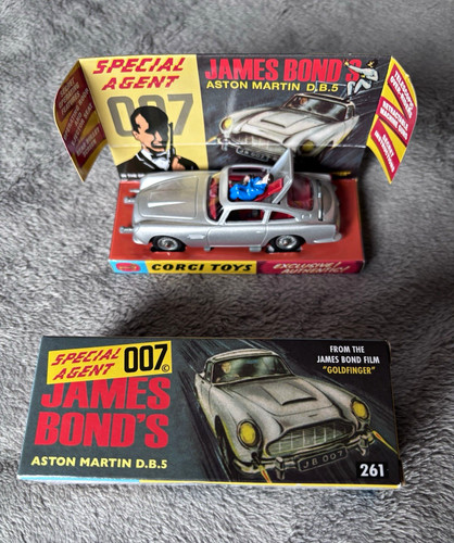 Corgi toys 007 james - toys, bond