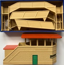 Hornby Dublo D1 Footbridge & D1 Signal Cabin both complete and boxed.