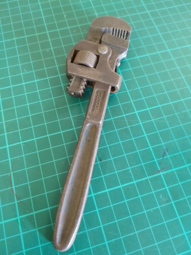Record pipe wrench - ,
