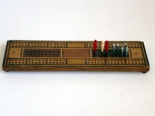 VINTAGE WOODEN PARQUETRY INLAY CRIBBAGE BOARD ON FEET & PEGS