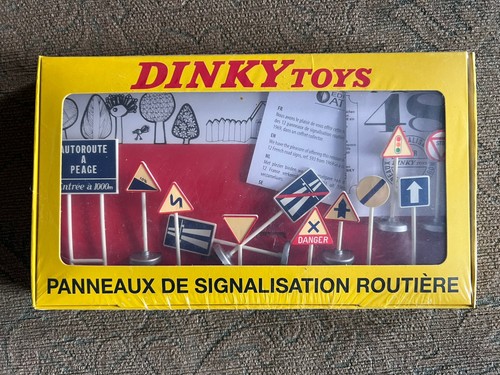 Dinky toys road signs boxed - signs,