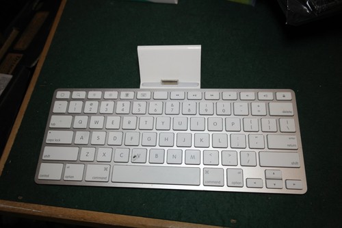 Apple a1359 keyboard with ipad - apple,