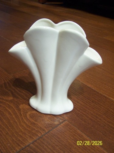 White sea shell fan vase - fan, 6.5