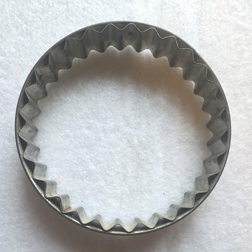 Large vintage metal cookie - large,