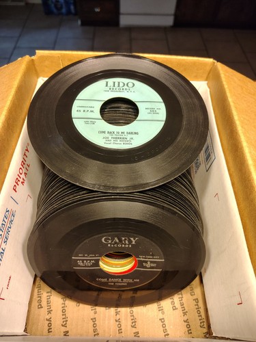 Huge lot 45rpm records - of,