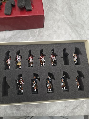 Britains 48004 pipes and drums - and,