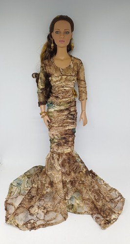Tonner doll runway - 16”, rave