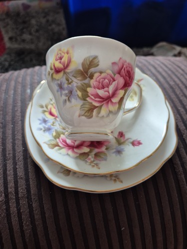 Vintage tea cup - saucer, side