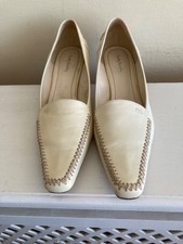 ***LADIES CREAM LEATHER SLIP ON SHOES - KITTEN HEEL - BETTY BARCLAY - SIZE 6***