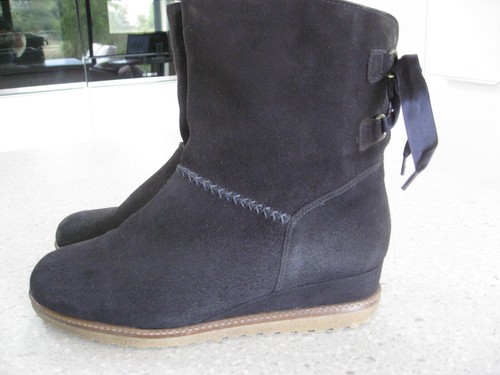 Gabor navy sheepskin low