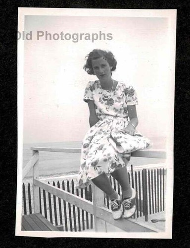 1942 woman lady beach floral - woman,