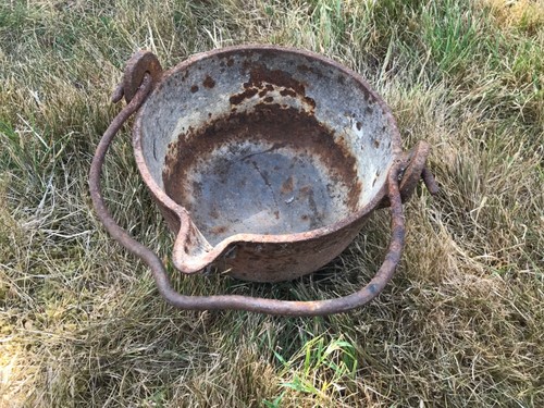 Cast iron tripod pouring - cast,