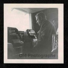 MAN PLAYING OLD/VINTAGE SLOT MACHINE SUNLIT WINDOW OLD/VINTAGE PHOTO- F199