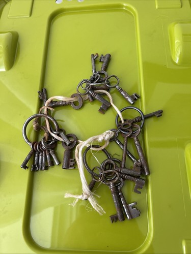 Bunch old assorted keys - assorted,