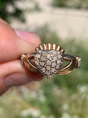 Absolutely stunning 9ct - stunning, !!