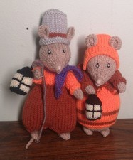 Pair Of Victorian Dickensian Knitted Mice Holding Lanterns 6" High Christmas