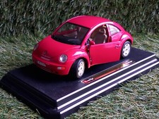 Volkswagen VW New Beetle 1998 Burago 1:24 Scale Model Car On Plinth 