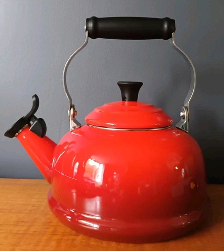 Creuset whistling kettle - le,